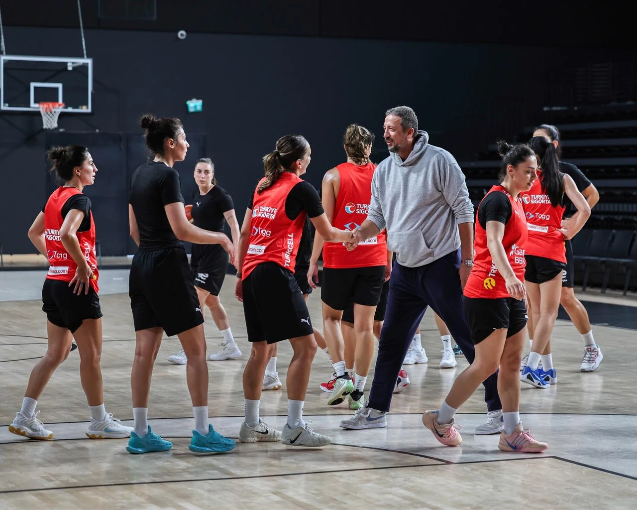 Türkiye women’s national basketball team players greet Hidayet Turkoglu, President of the Turkish Basketball Federation (TBF), during a training session. (IHA Photo)