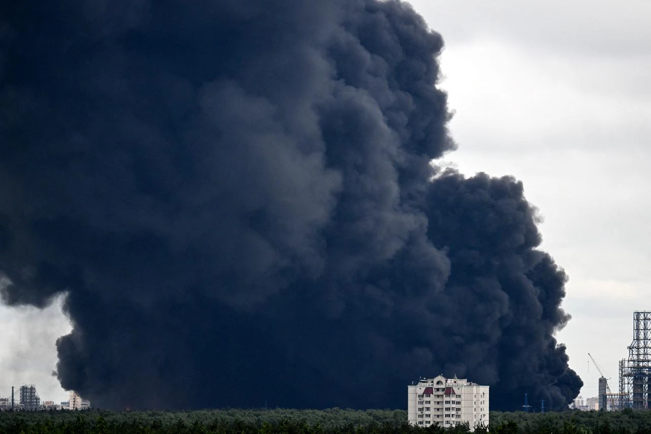 Black smoke rises from the area of the Russian oil producer Gazprom Neft's Moscow oil refinery on the south-eastern outskirts of Moscow on June 18, 2026. (AFP Photo)