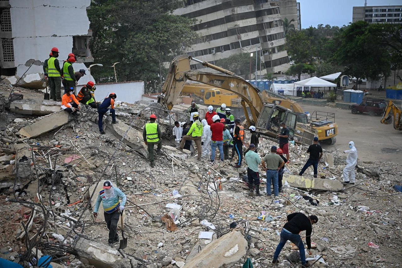 Rescue workers and heavy machinery search the remains of collapsed buildings following the earthquakes in Venezuela, Aug. 3, 2026. (AFP Photo)