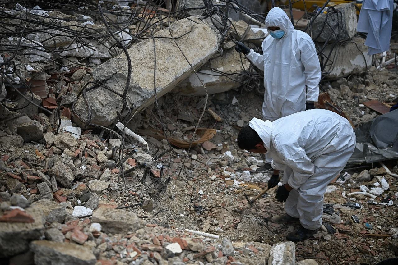 Emergency personnel in protective suits search through the rubble of a collapsed building following the earthquakes in Venezuela, Aug. 3, 2026. (AFP Photo)