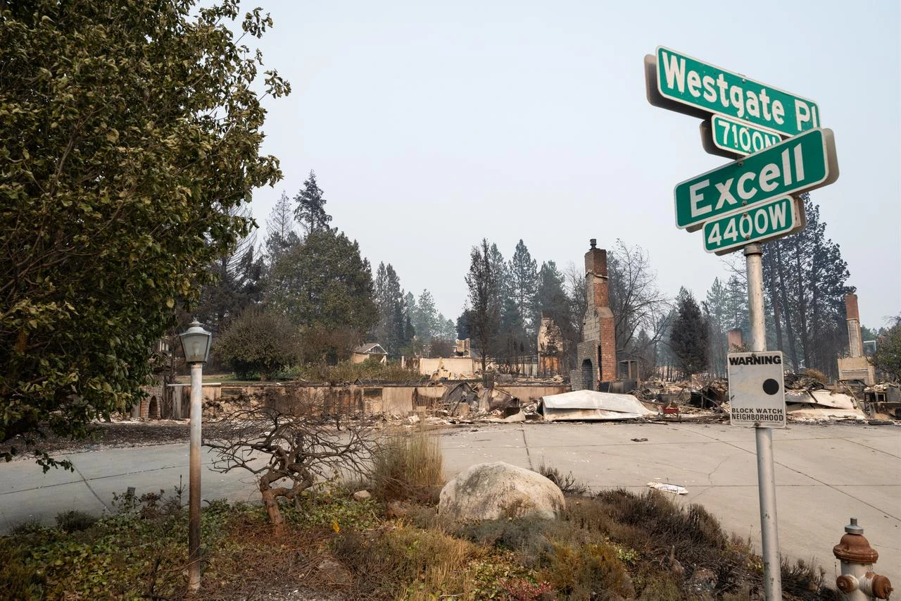 A residential home smolders in the Balboa neighborhood of Spokane, Washington, August 2, 2026. (AFP Photo)