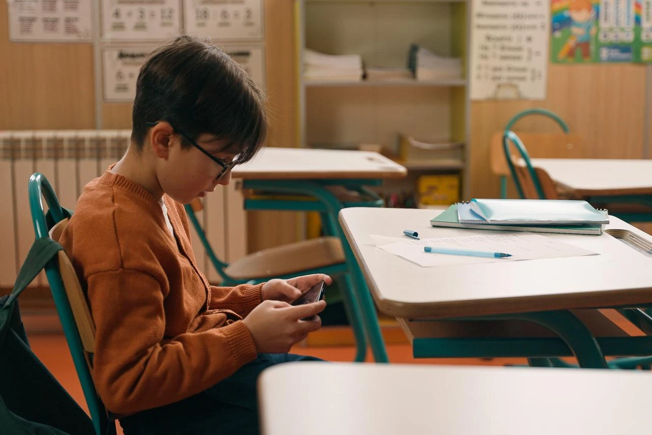 Early social media use tied to lower test scores 