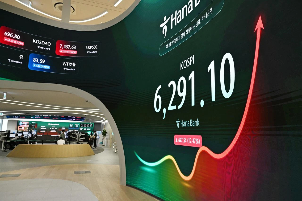 Dealers work in a foreign exchange dealing room near an electronic screen showing South Korea's benchmark stock index (KOSPI) at the Hana Bank headquarters in Seoul, July 31, 2026. (AFP Photo)