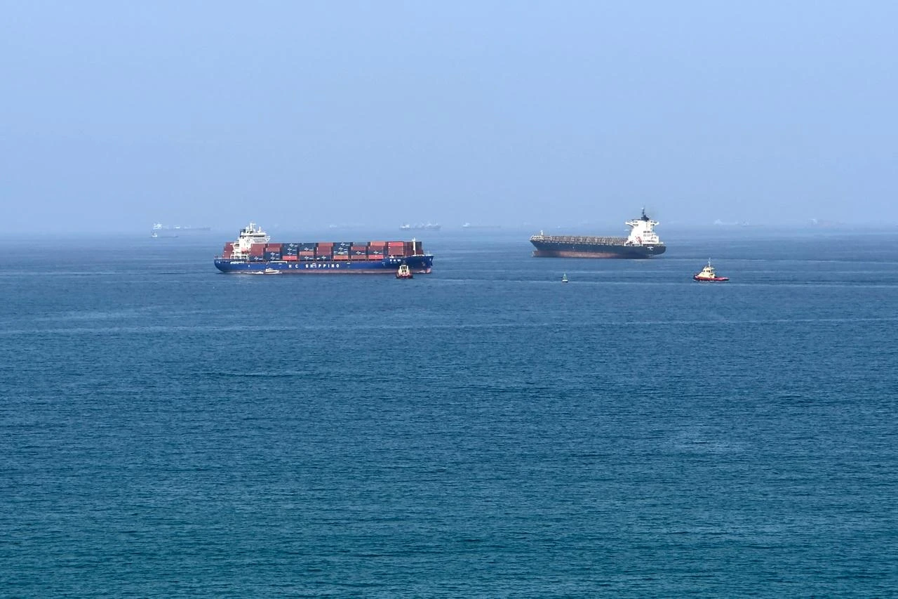 Gulf shipping holds steady despite peace talk uncertainty  