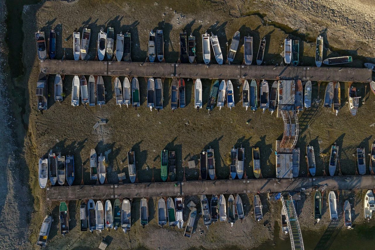 This photo shows boats in a marina left stranded on dry ground by the low water level of the Danube River near Apatin, Serbia, on August 4, 2026, as prolonged hot and dry weather continues to lower water levels across the country. (AFP Photo)