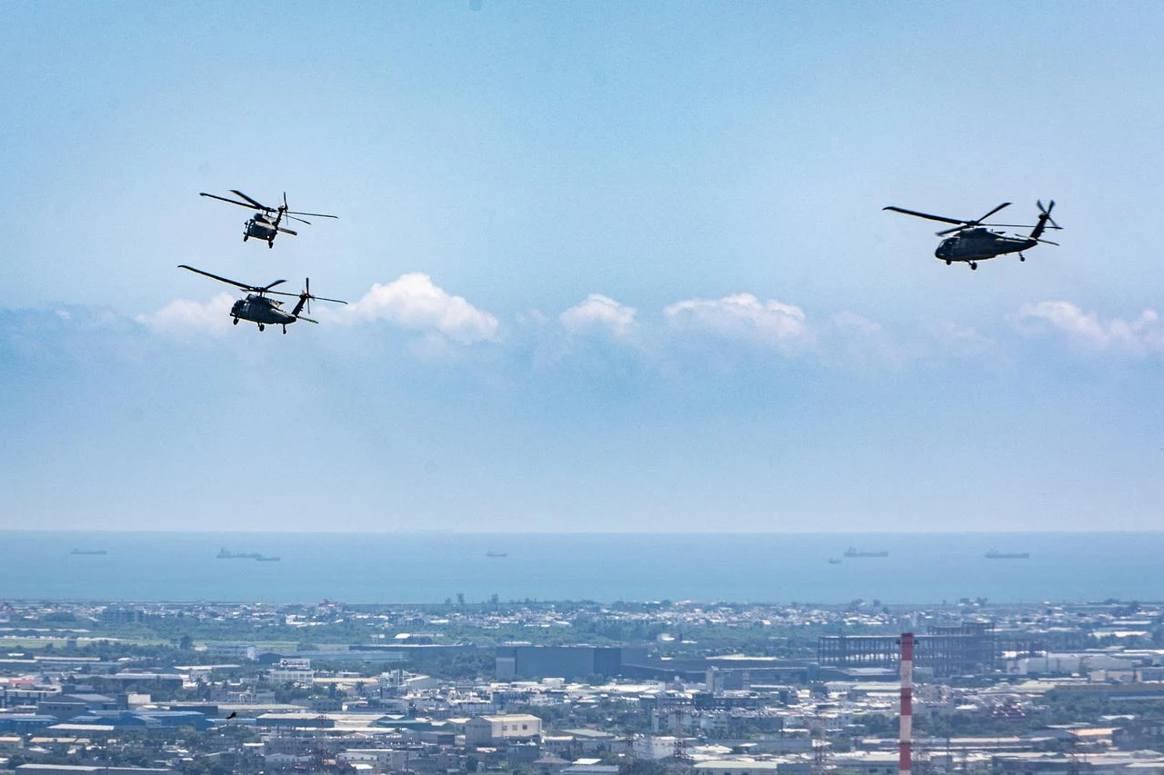 Taiwanese Army UH-60M Black Hawk helicopters fly in formation during coordinated air-to-ground drills on the first day of the Han Kuang military exercise in Kaohsiung, August 5, 2026. (AFP Photo)