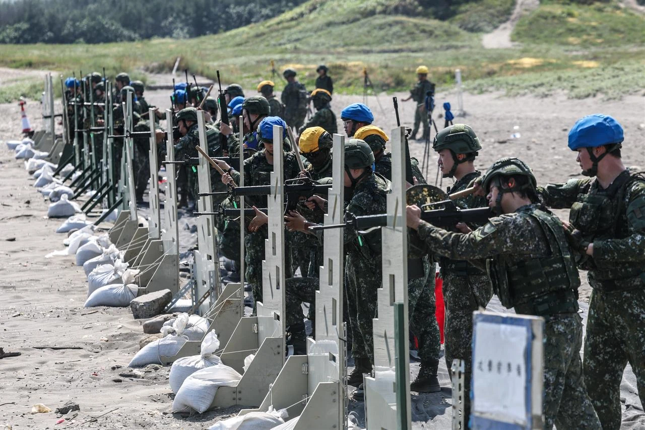 Taiwan military personnel conduct a live-fire exercise on Zhongfu Beach as part of annual Han Kuang military exercise in New Taipei City, August 5, 2026. (AFP Photo)