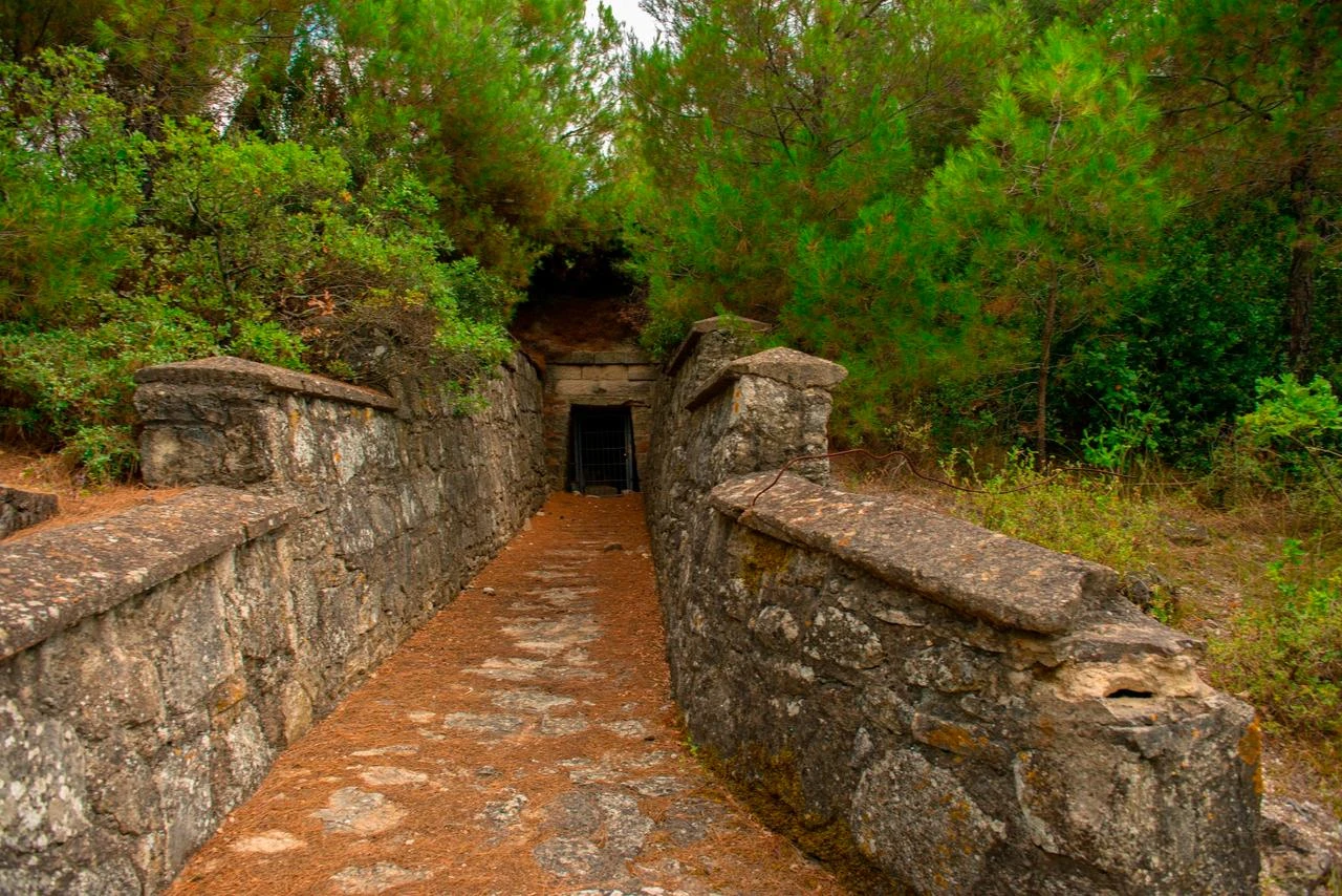 The stone-lined entrance passage to the Dardanos Tumulus, an ancient burial monument near Canakkale, Türkiye. (Photo via Wikimedia)
