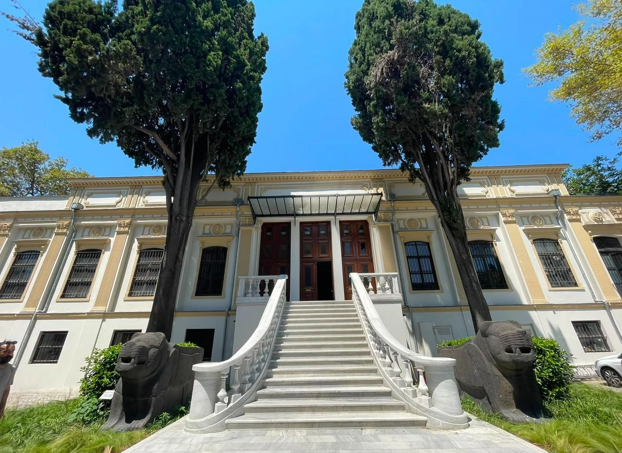 The main entrance and staircase of the Museum of the Ancient Orient are framed by trees and monumental stone lion sculptures. (Photo by Koray Erdogan/Türkiye Today)