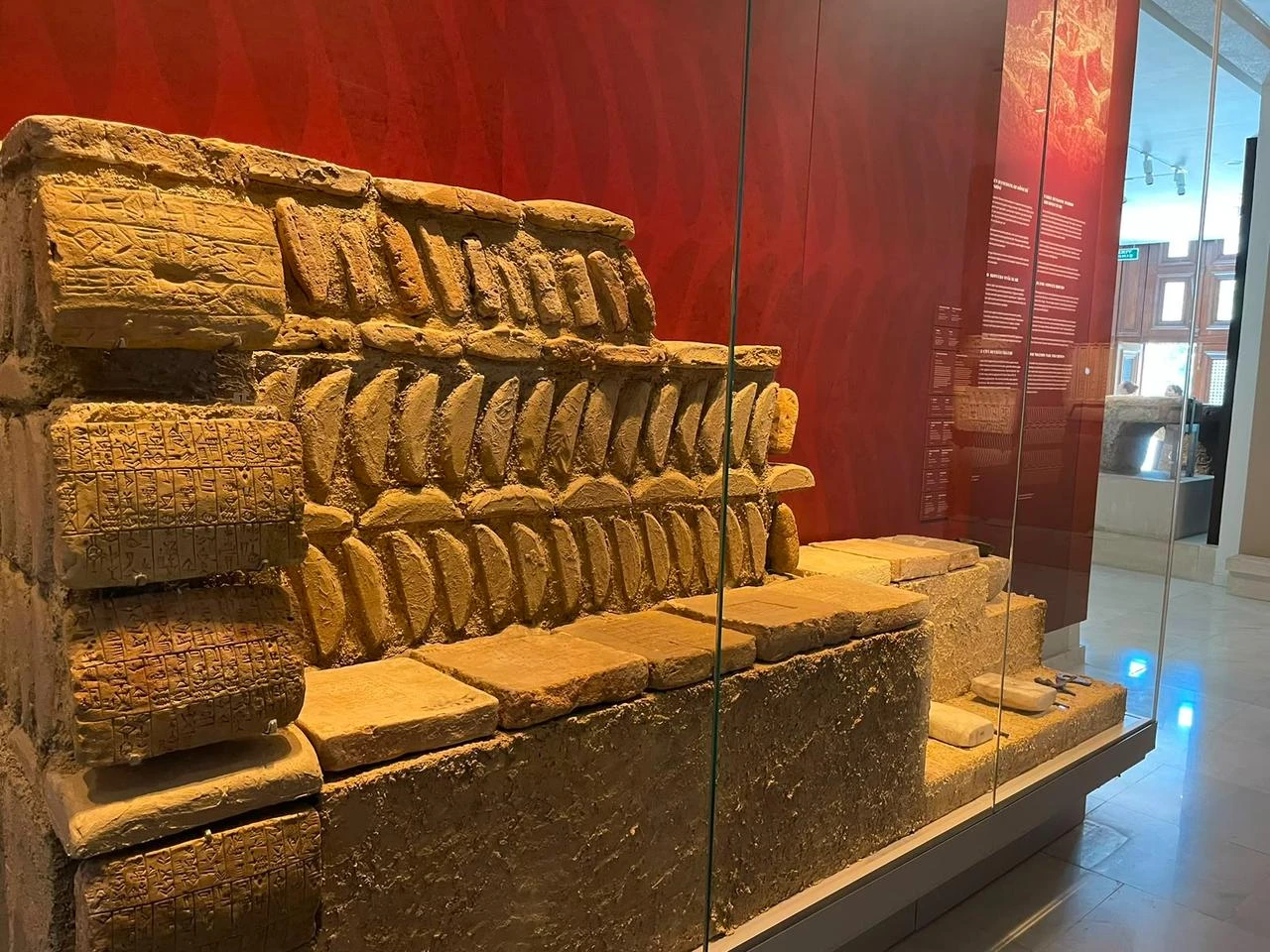 Rows of cuneiform tablets remain preserved within an ancient archival display reconstructed inside the museum. (Photo by Koray Erdogan/Türkiye Today)