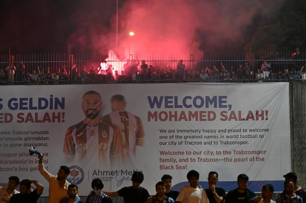 Trabzonspor supporters welcome Egyptian footballer Mohamed Salah with flares and chants upon his arrival at Trabzon Airport in Trabzon, Türkiye, on August 5, 2026. (AA Photo)