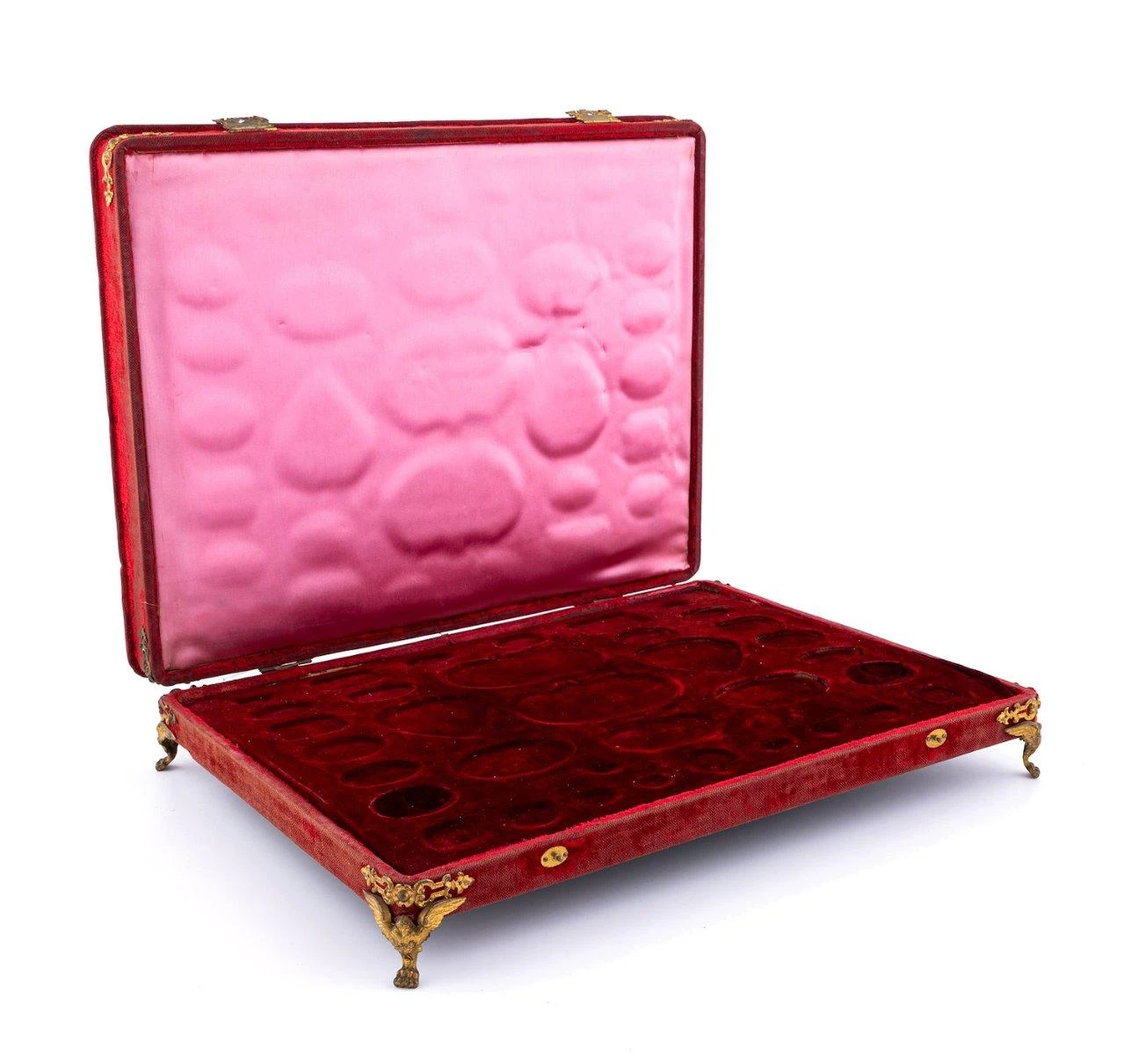 An empty velvet-lined jewelry case linked to Sultan Abdulhamid II, whose personal jewels were confiscated after his deposition, is presented ahead of the auction. (Photo via Türkiye daily)