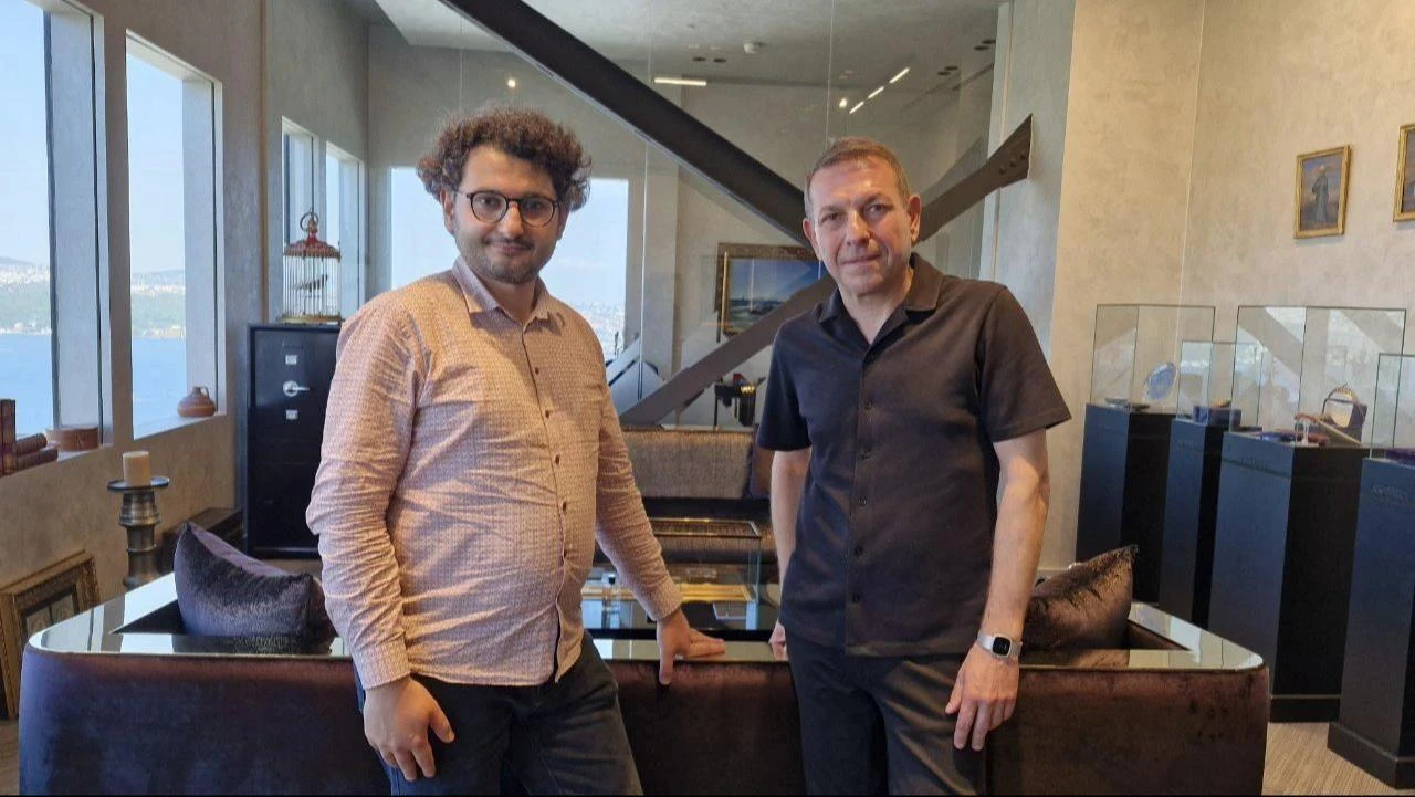 Journalist Murat Oztekin, left, meets auctioneer and collector Huseyin Kocabas at Arthill in Istanbul, Türkiye. (Photo via Türkiye daily)