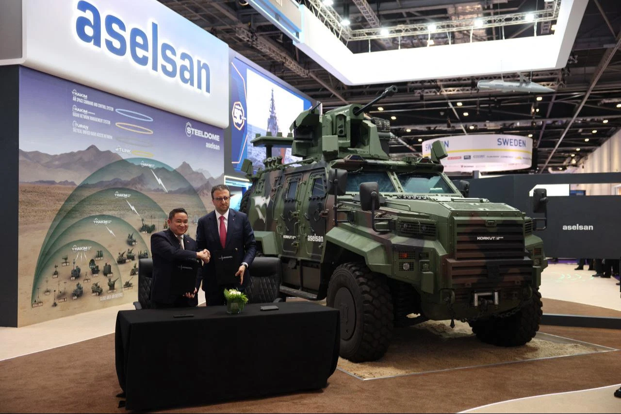 Chairman of the Indonesian defense group Republikorps, Norman Joesoef (L), shakes hands with Turkish defense company Aselsan's CEO, Ahmet Akyol (R), at the Aselsan stand at the DSEI fair in east London, Sept. 9, 2025. (AFP Photo)