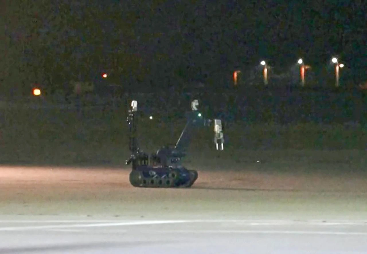 A video grab taken from a video footage by News5 from August 5, 2026 shows a bomb disposal robot deployed by police at German airport Leipzig-Halle in Schkeuditz, eastern Germany, after a drone was spotted nearby. (AFP Photo)
