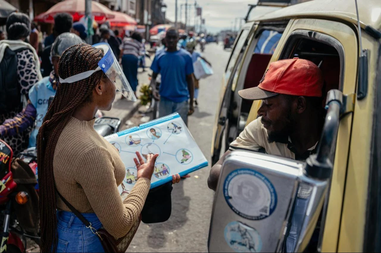 Young members of the “U Report Goma” group continue their awareness activities at Alanine market using megaphones and focus group discussions as part of Ebola prevention and awareness measures in Goma, May 29, 2026. (AFP Photo)
