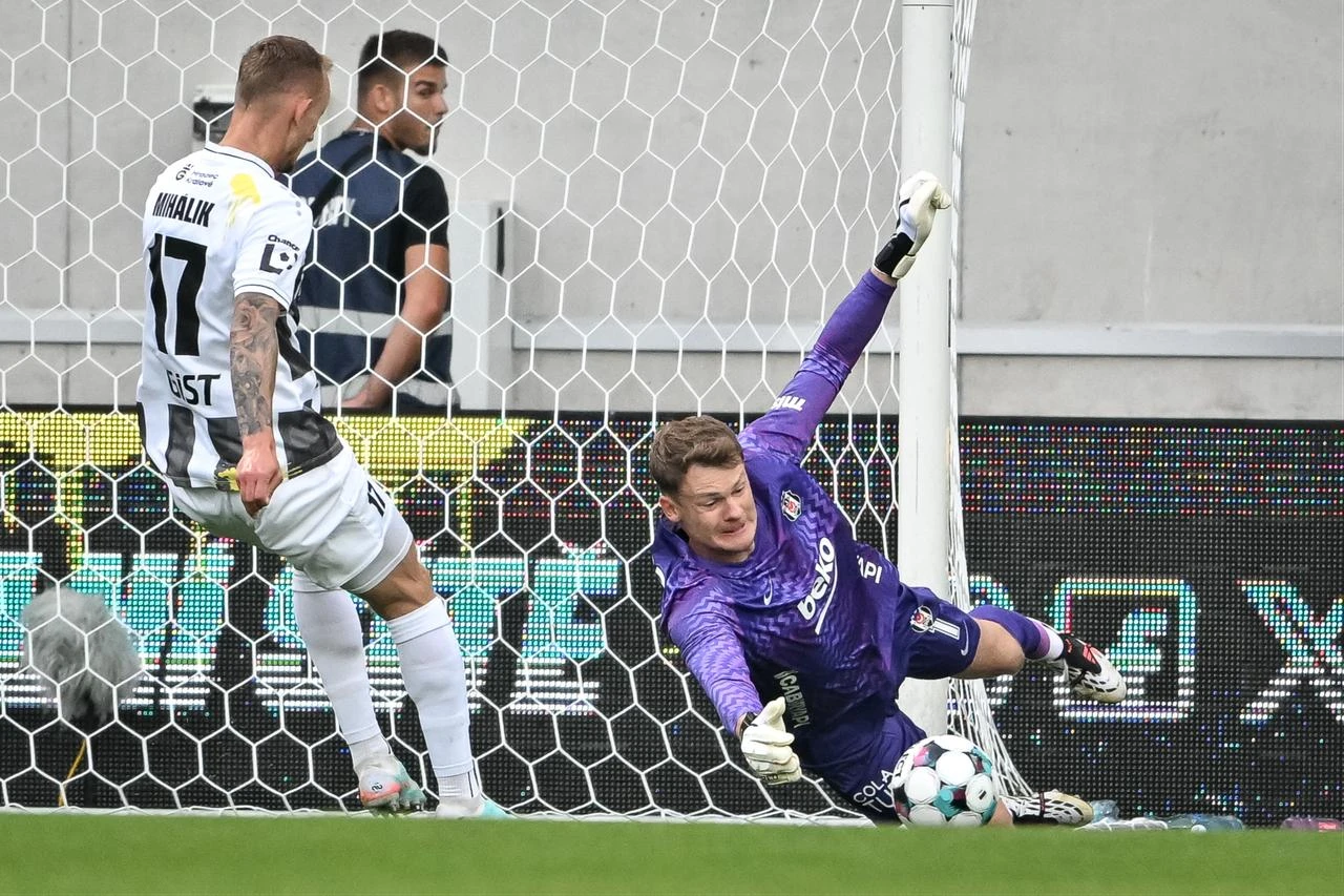 Ondrej Mihalik of Hradec Kralove (L) in action against Goalkeeper Alexander Nubel of Besiktas (R) during the UEFA Europa League third qualifying round match between FC Hracek Kralove and Besiktas JK at FINEP Arena in Hradec Kralove, Czech Republic on August 6, 2026. (AA Photo)