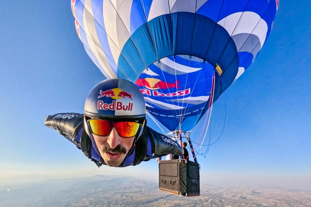 Austrian wingsuit athlete races between Cappadocia balloons at 200 kph
