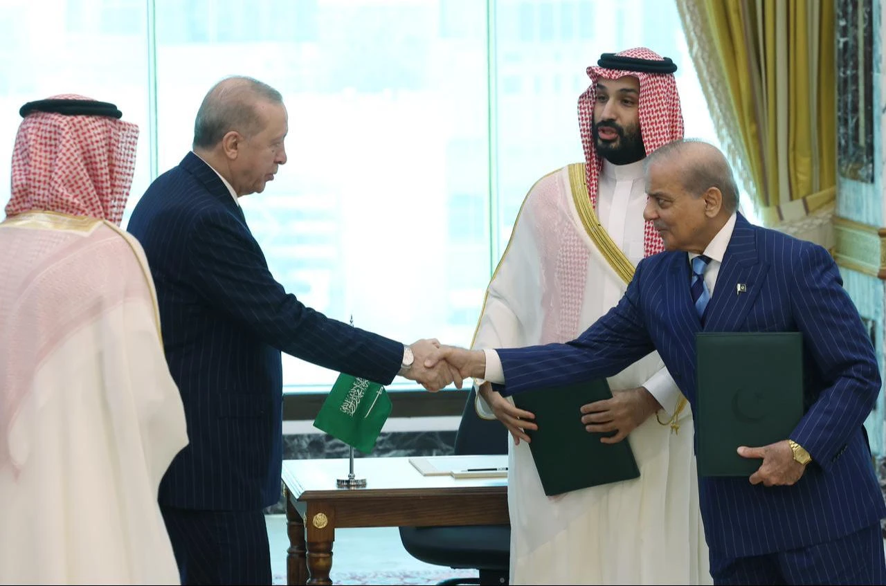 President Recep Tayyip Erdogan (2nd L), Saudi Crown Prince Mohammed bin Salman (C), and Pakistani Prime Minister Shehbaz Sharif (R) sign a trilateral defense agreement in Mecca, Saudi Arabia, Aug. 7, 2026. (Photo via Turkish Presidency/Murat Cetinmuhurdar/HO)