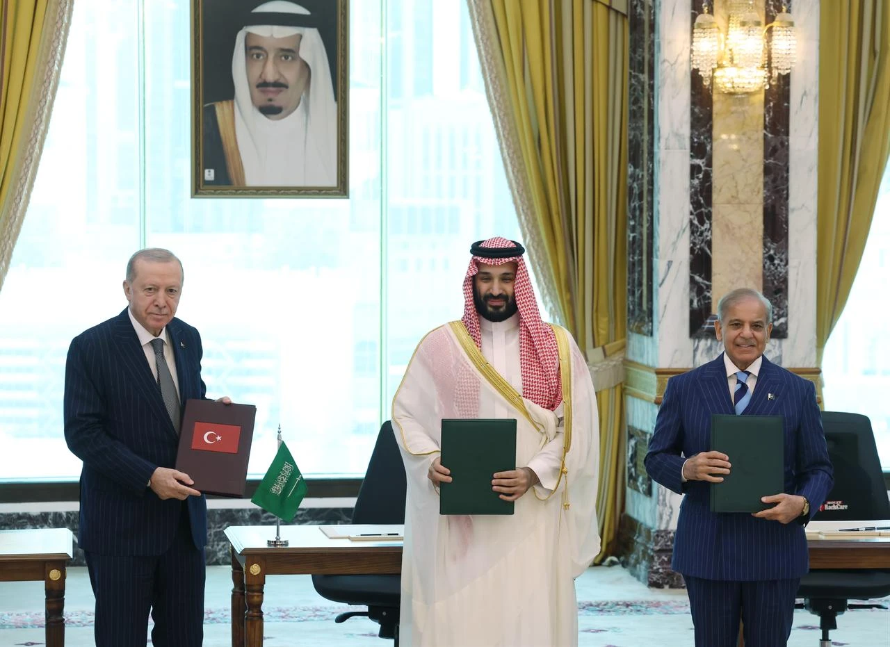 President Recep Tayyip Erdogan (L), Saudi Crown Prince Mohammed bin Salman (C), and Pakistani Prime Minister Shehbaz Sharif (R) sign a trilateral defense agreement in Mecca, Saudi Arabia, Aug. 7, 2026. (Photo via Turkish Presidency/Murat Cetinmuhurdar/HO)