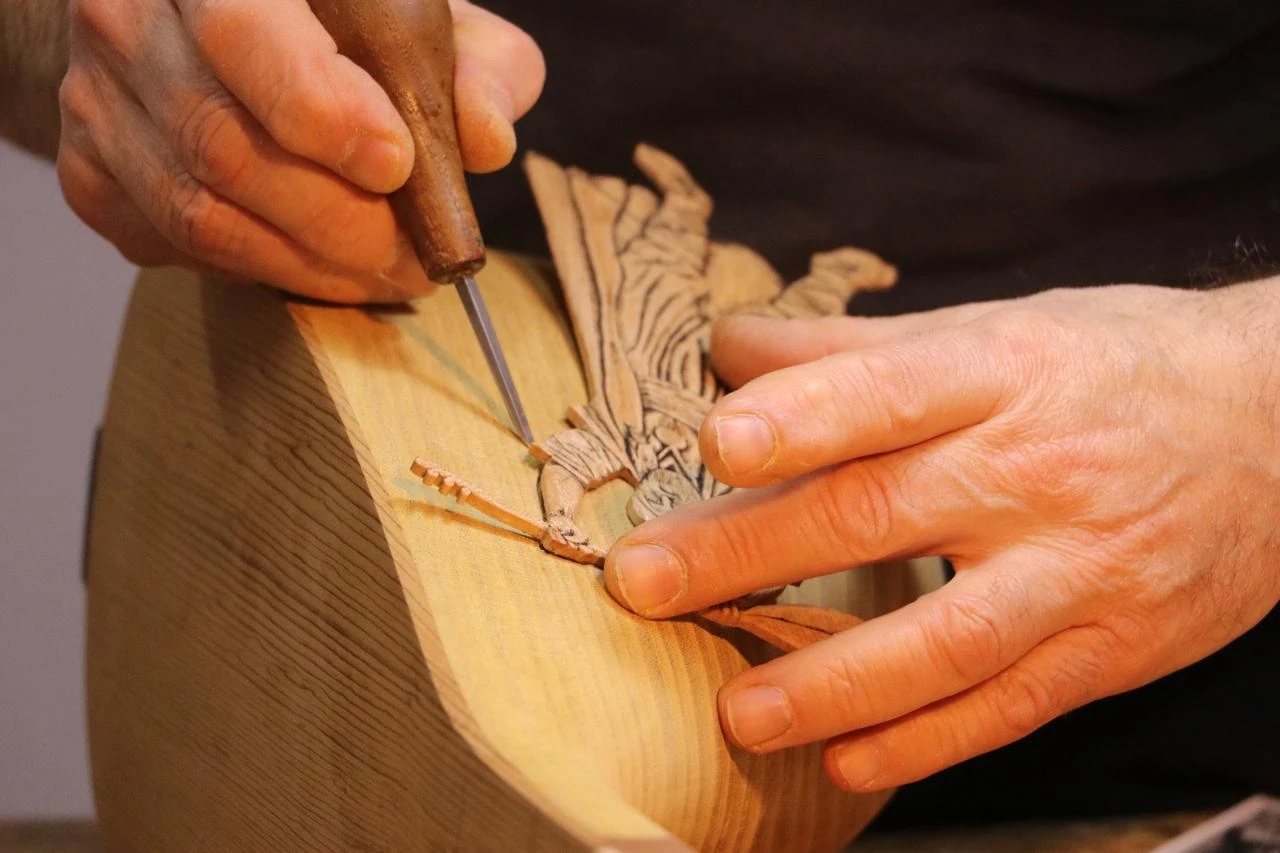 Artist turns baglamas into tributes to Anatolia’s folk poets  