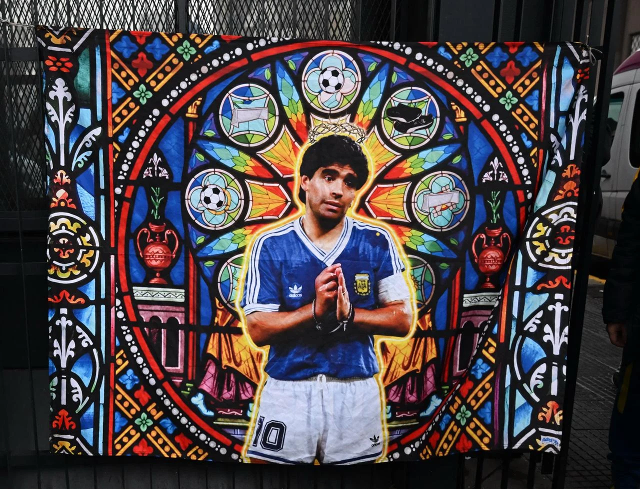 Banner depicting late Argentine football legend Diego Maradona outside the National Congress in Buenos Aires on August 6, 2026. (AFP Photo)