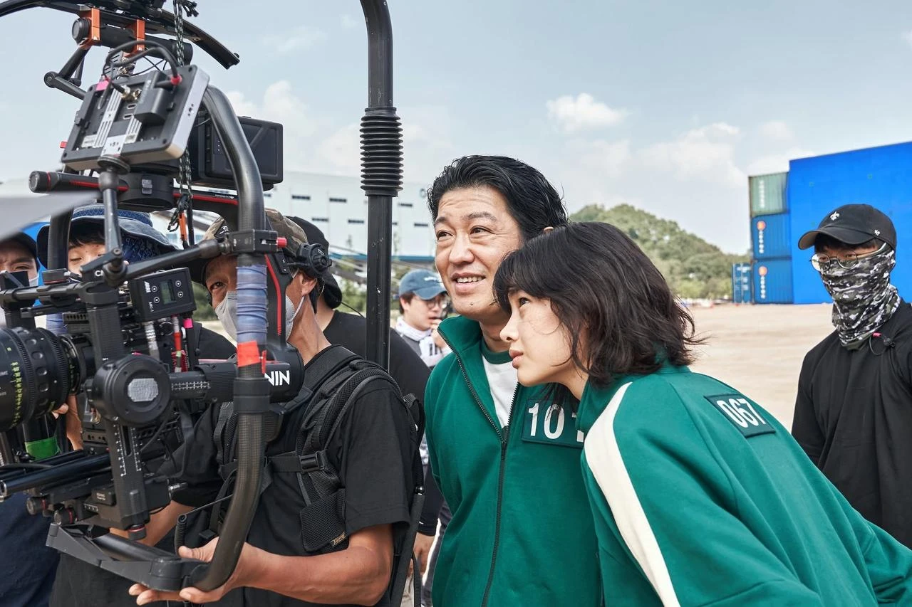 Heo Sung-tae and Jung Ho-yeon behind the scenes of "Squid Game." (IMDB photo)