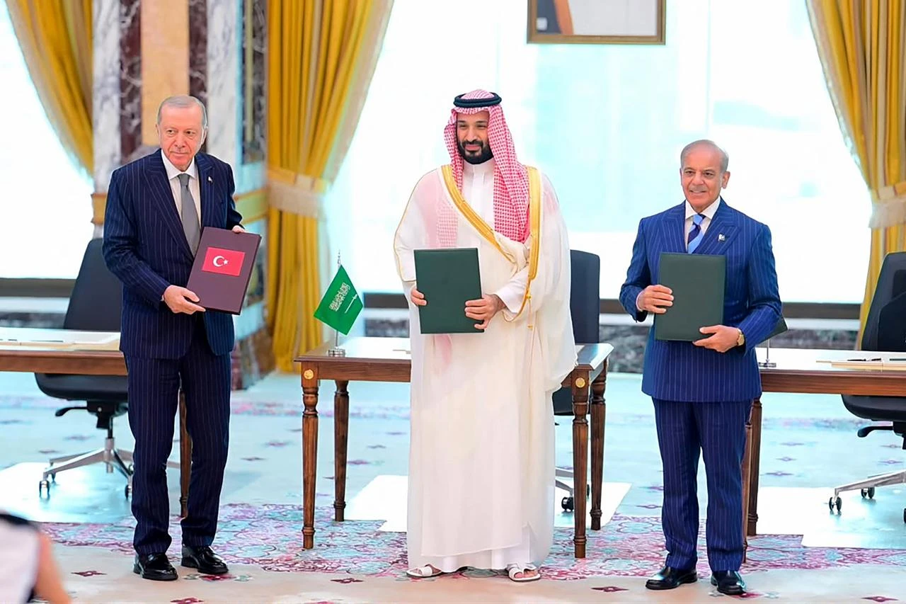 Saudi Crown Prince Mohammed bin Salman (C), President Recep Tayyip Erdogan (L), and Pakistani Prime Minister Shehbaz Sharif pose after signing the Mecca Joint Defense Agreement in Mecca, Saudi Arabia, Aug. 7, 2026. (AFP Photo/Pakistan Prime Minister's Office/Handout)