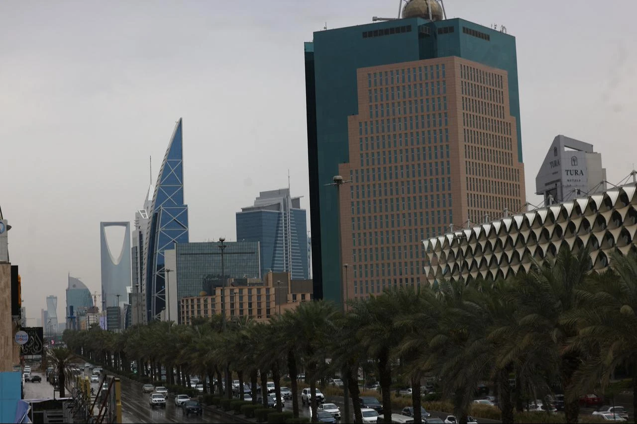 Vehicles drive along the King Fahad Road, a principal transport artery that links the city's southern and northern districts, in the Saudi capital Riyadh on March 3, 2026. (AFP Photo)