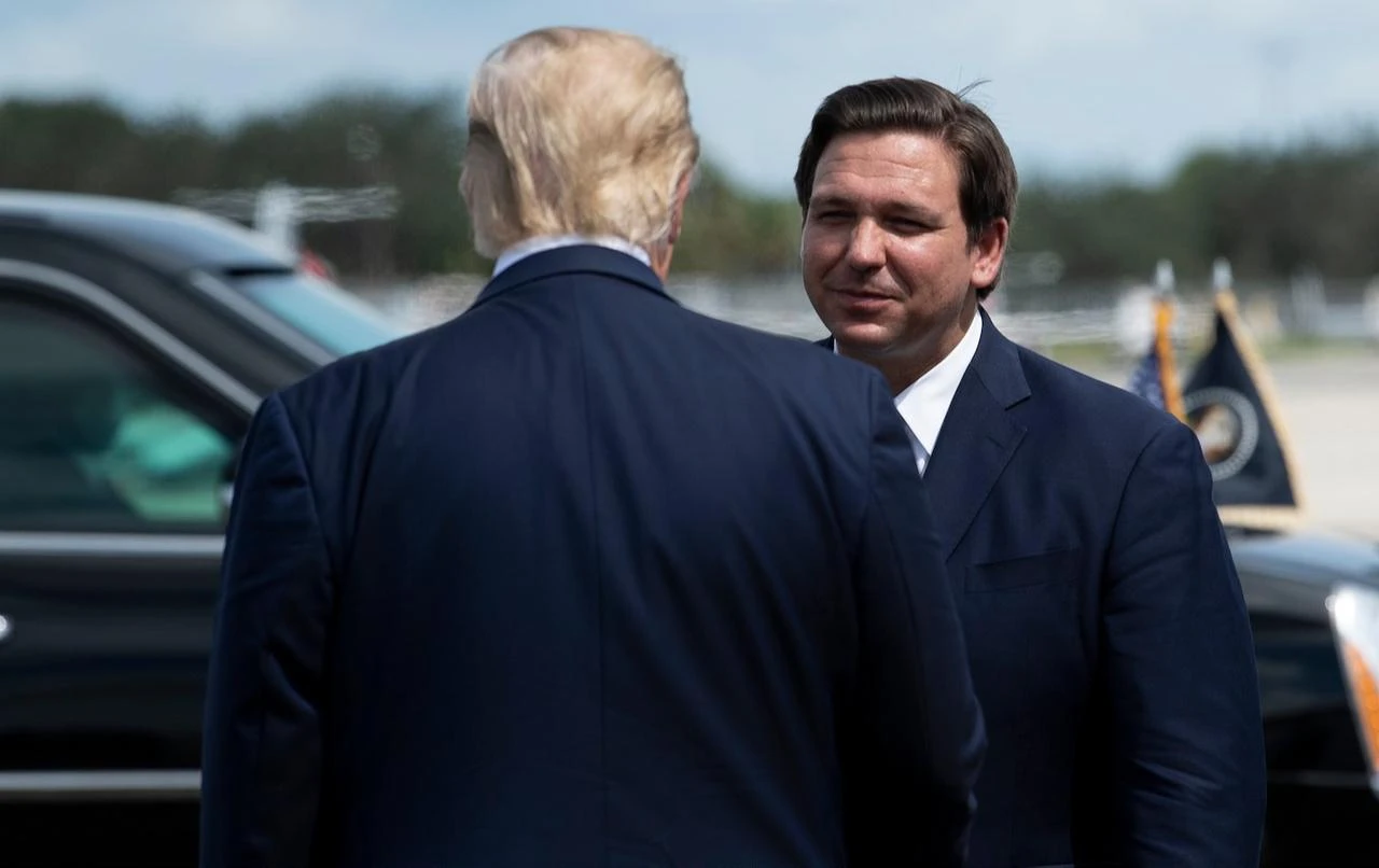 Donald Trump is greeted by Florida Governor Ron DeSantis at Southwest Florida International Airport on October 16, 2020, in Fort Myers, Fla. (AFP Photo)