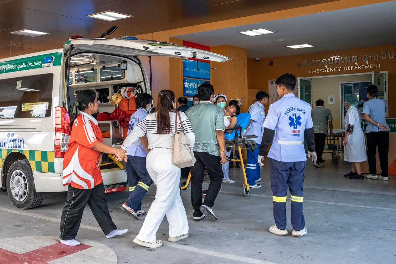 A school shooting victim is transported on a stretcher into Bang Yai hospital in Nonthaburi province, north of Thailand's capital Bangkok, on August 7, 2026. (AFP Photo)