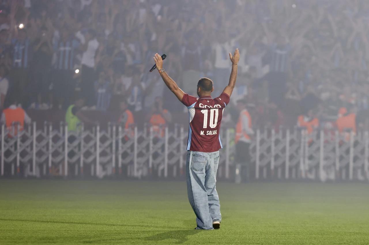 Newly signed Trabzonspor player Muhammed Salah greets the fans during his signing ceremony at Papara Park in Trabzon, Türkiye, on August 6, 2026. (AA Photo)