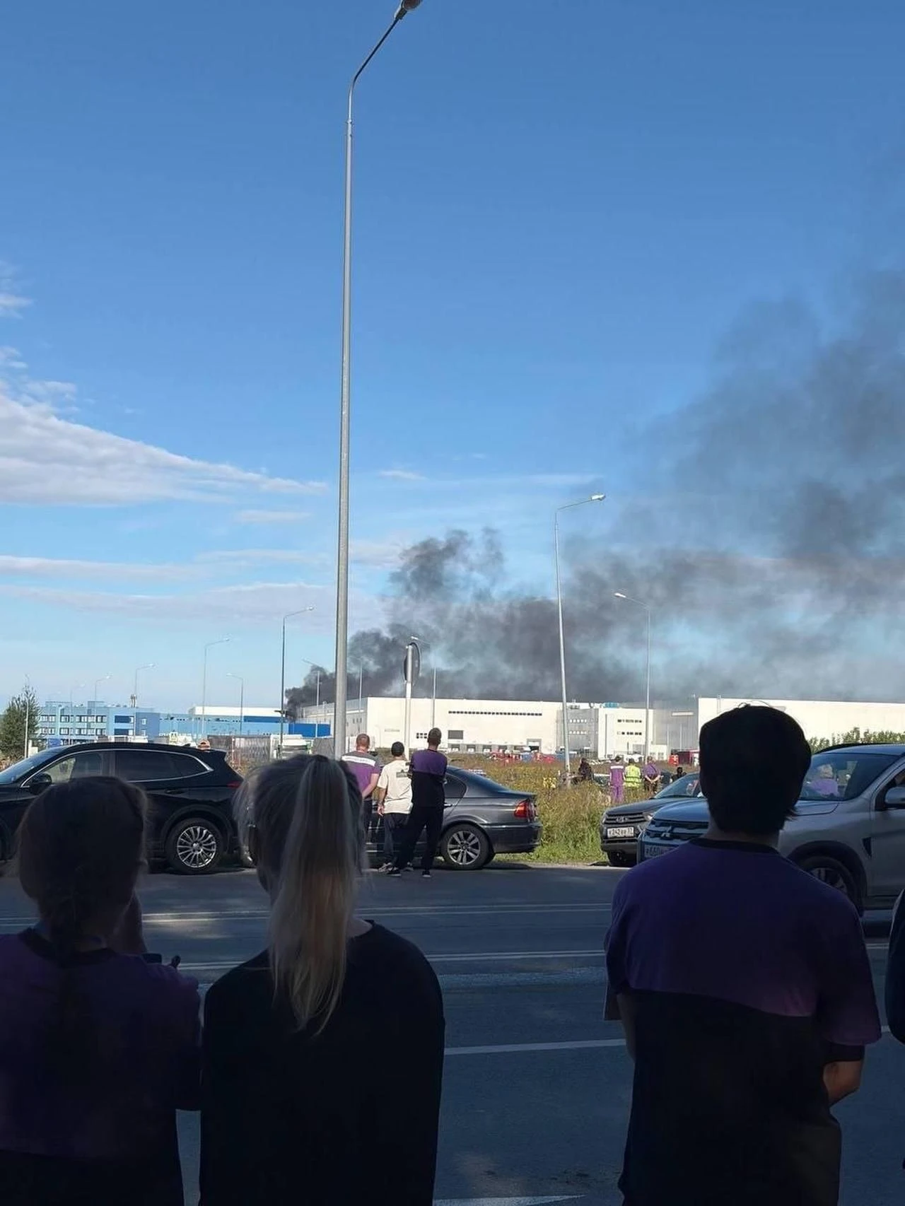 Photo shows a column of smoke rising after a Ukrainian drone strike that sparked a fire at a Wildberries logistics warehouse in Russia's Yekaterinburg, Aug. 7, 2026. (Photo via Telegram)