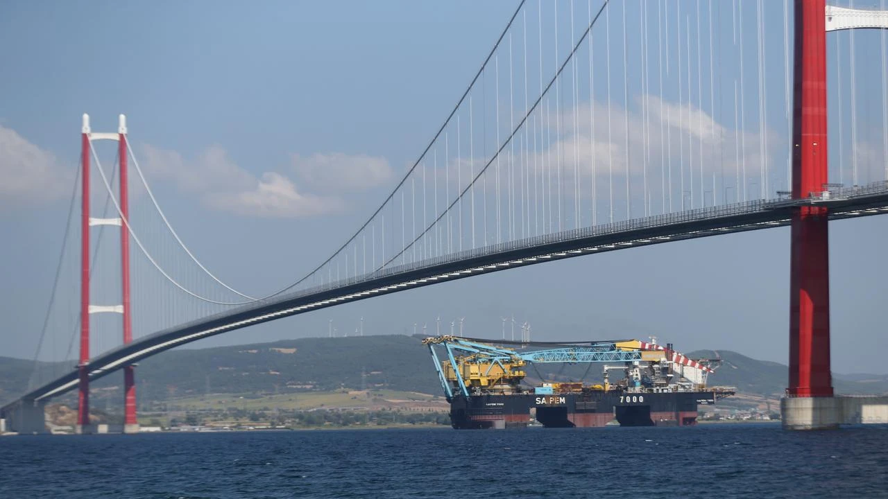 World's third-largest crane ship transits Dardanelles