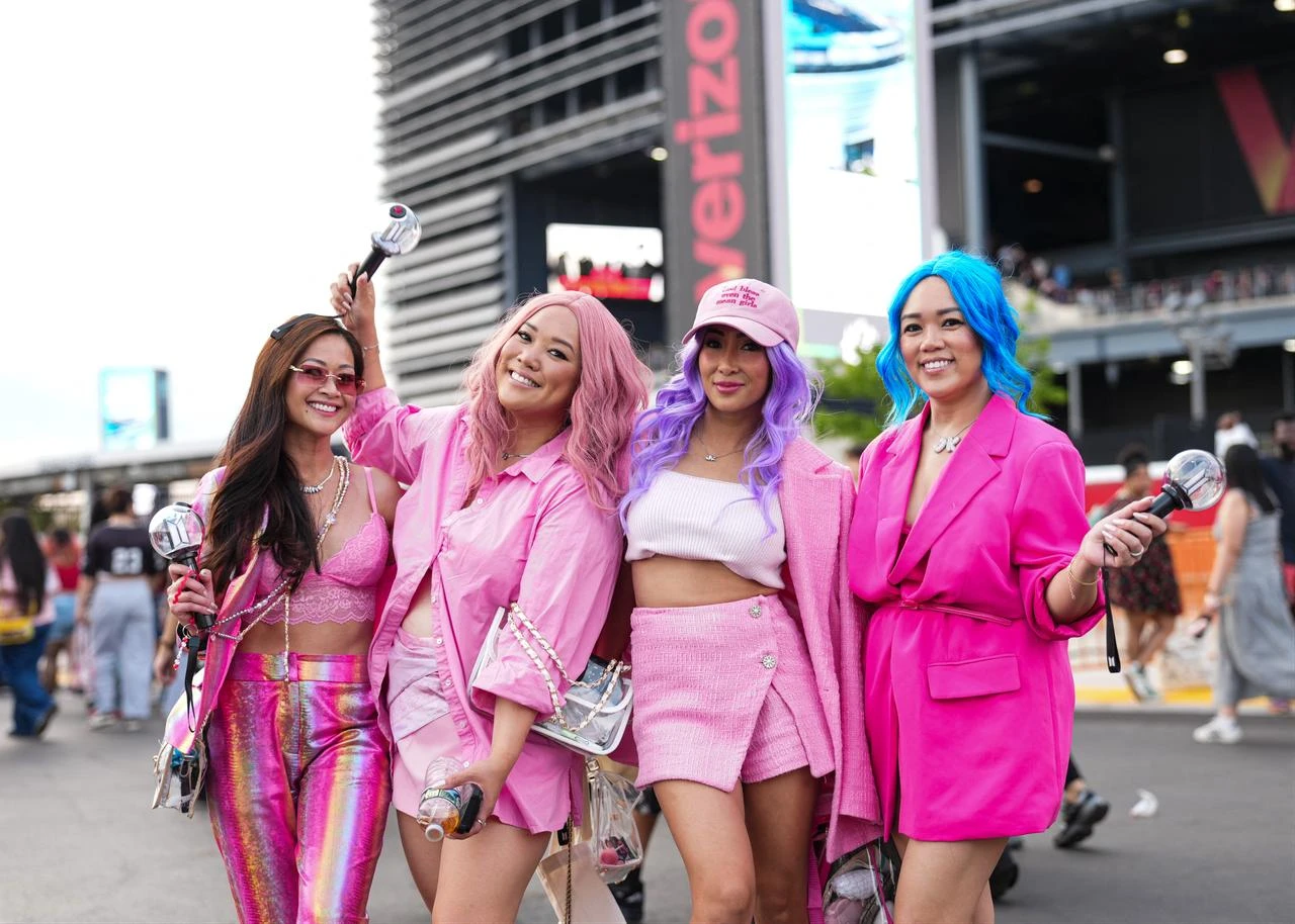 BTS fans gather outside MetLife Stadium ahead of the group’s “ARIRANG” World Tour concert in East Rutherford, New Jersey, Aug. 2, 2026. (AFP Photo)