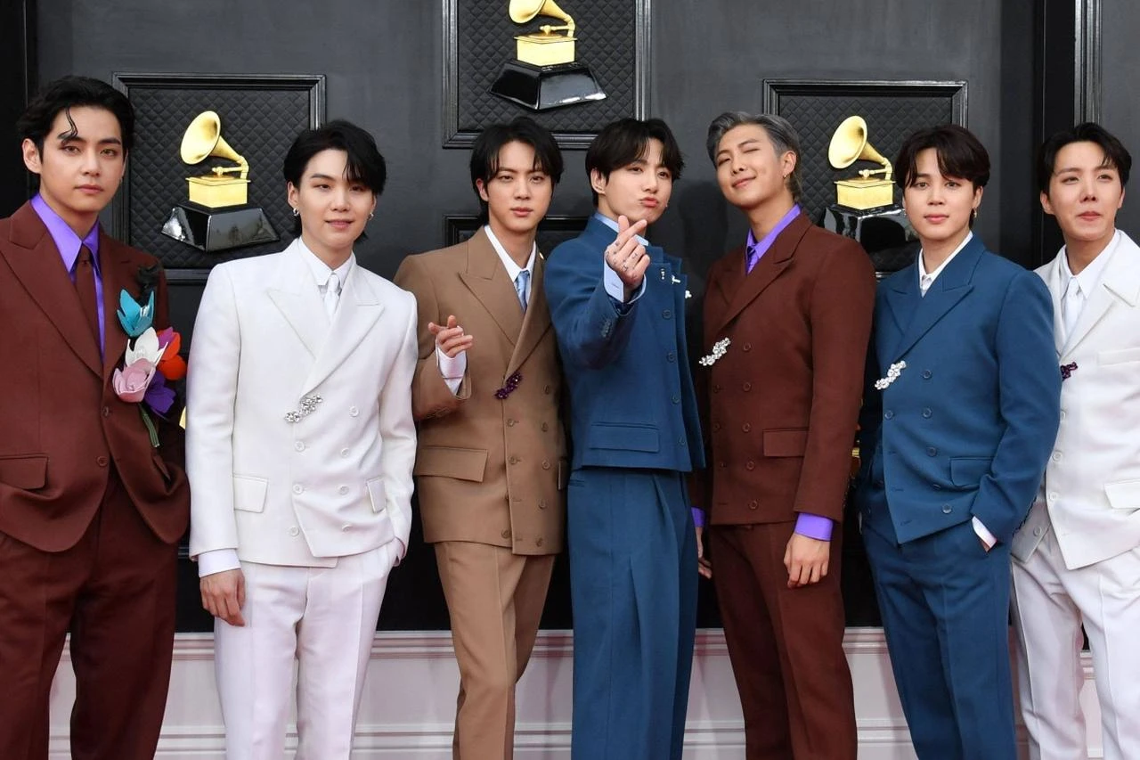 BTS poses on the red carpet at the 64th Annual Grammy Awards at MGM Grand Garden Arena in Las Vegas, April 3, 2022. (AFP Photo)