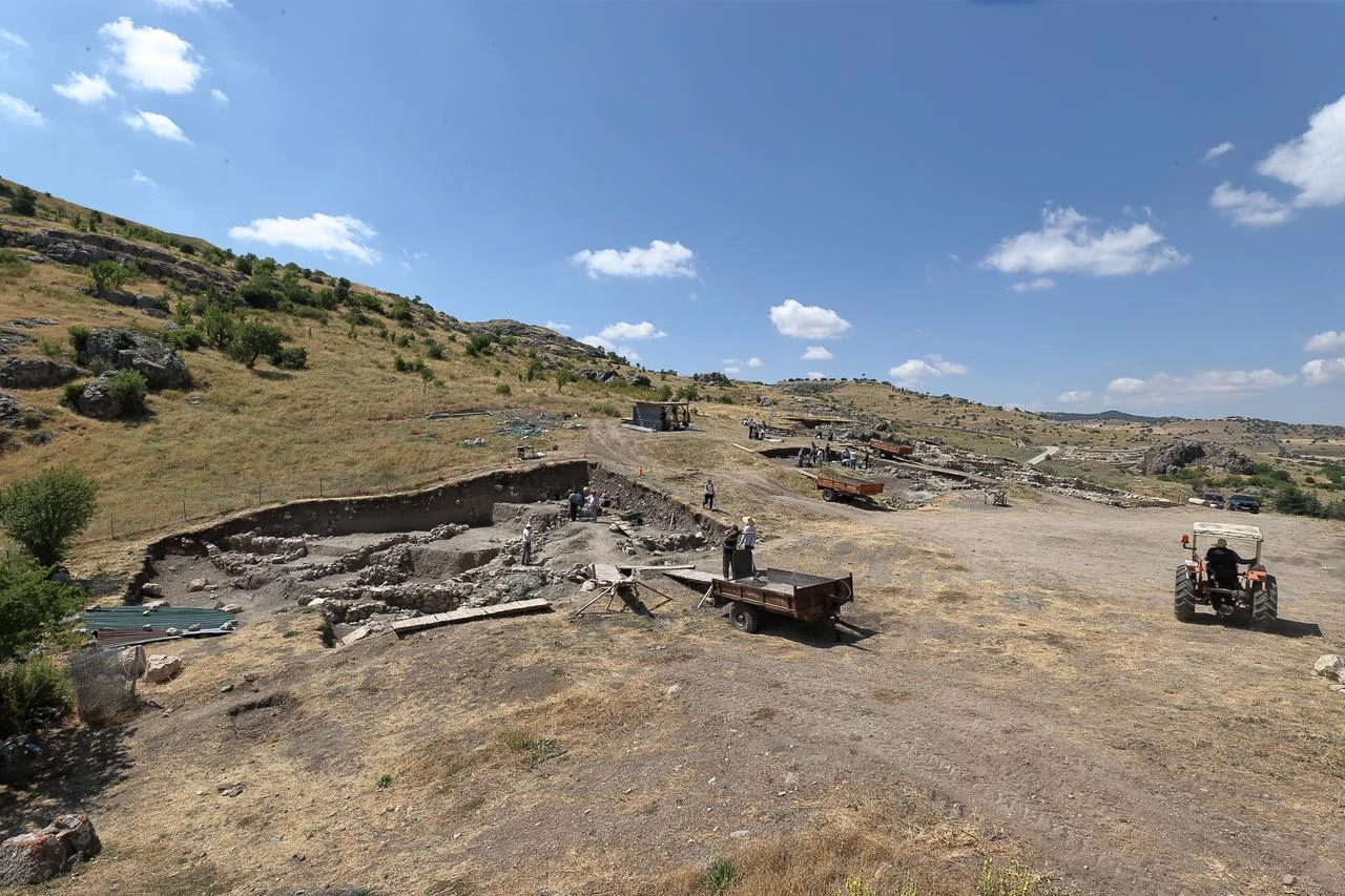 Archaeologists and local workers carry out excavation work at Hattusa, the ancient capital of the Hittite civilization, in Bogazkale district of Corum, central Türkiye, Aug. 8, 2026. (AA Photo)