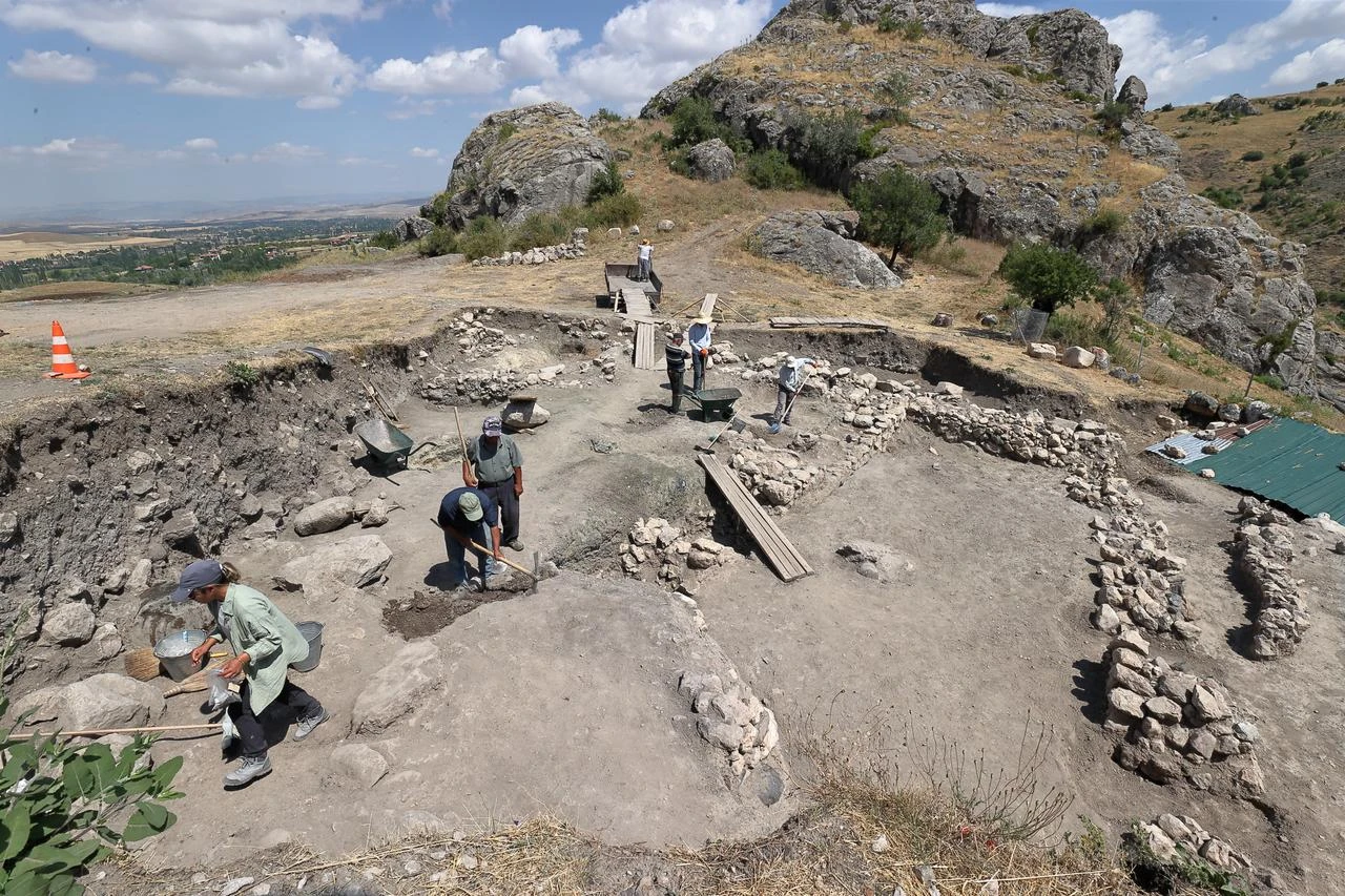 Archaeologists and local workers carry out excavation work at Hattusa, the ancient capital of the Hittite civilization, in Bogazkale district of Corum, central Türkiye, Aug. 8, 2026. (AA Photo)