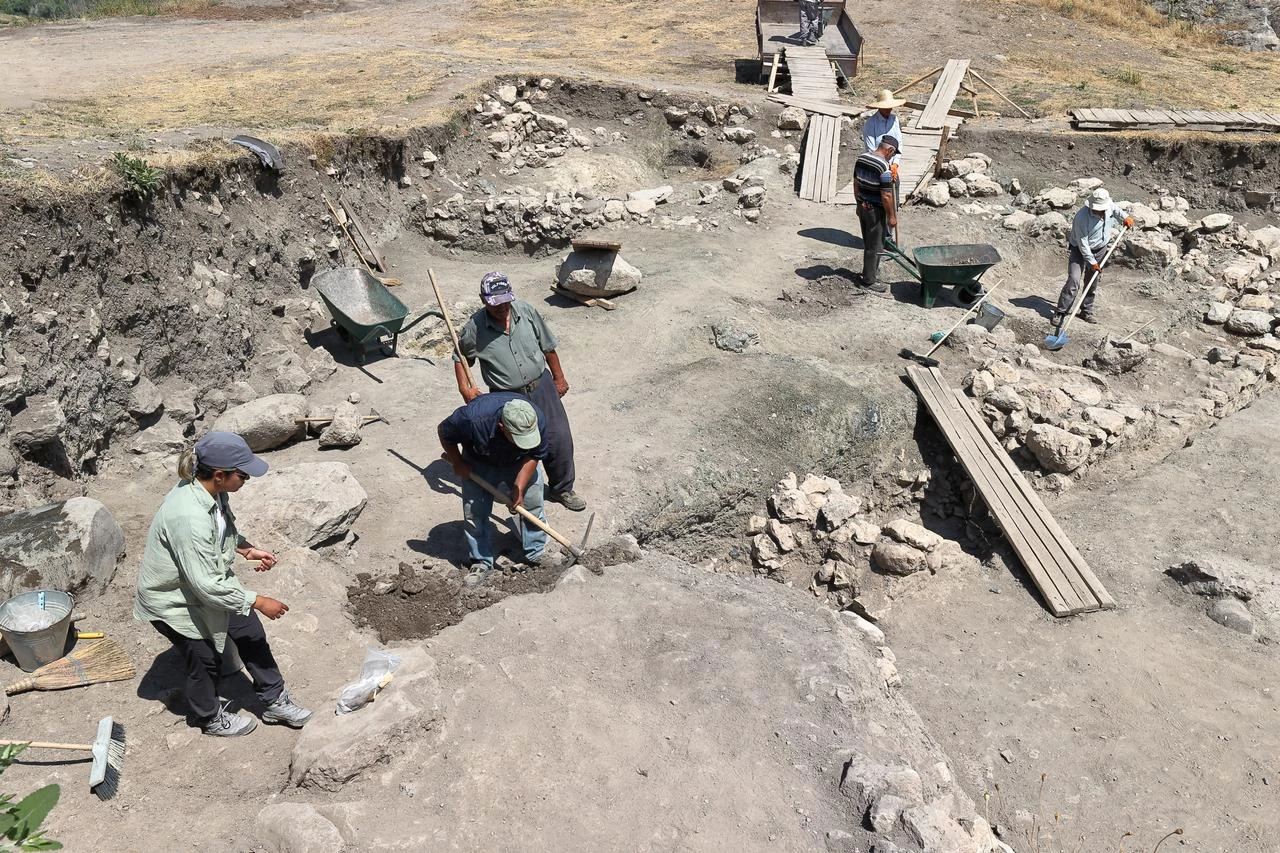 Archaeologists and local workers carry out excavation work at Hattusa, the ancient capital of the Hittite civilization, in Bogazkale district of Corum, central Türkiye, Aug. 8, 2026. (AA Photo)