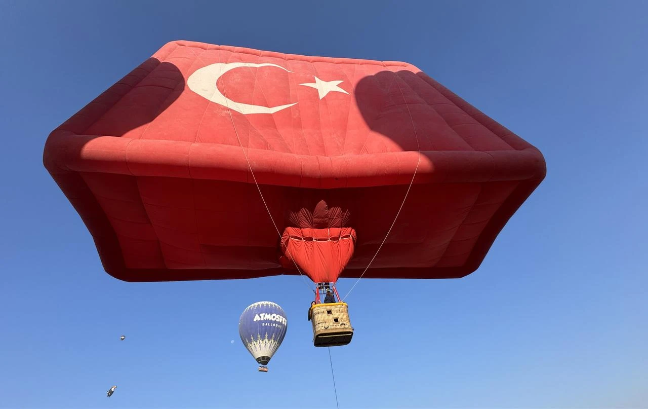 A Turkish flag-shaped hot air balloon flies over Cappadocia during the International Cappadocia Hot Air Balloon Festival in Nevsehir, Türkiye. (AA Photo)