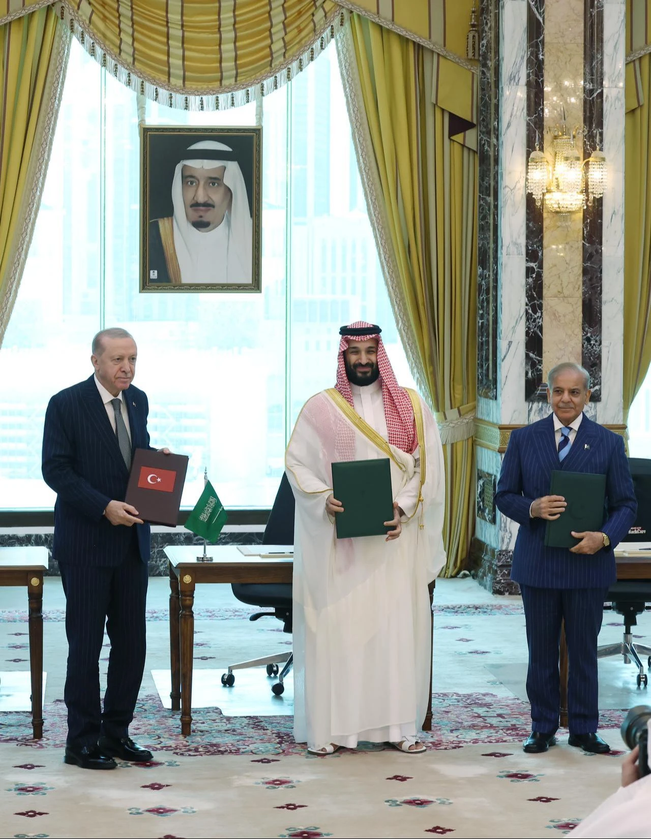 President Recep Tayyip Erdogan (L), Saudi Crown Prince Mohammed bin Salman (C), and Pakistani Prime Minister Shehbaz Sharif (R) sign a trilateral defense agreement in Mecca, Saudi Arabia, Aug. 7, 2026. (Photo via Turkish Presidency/Murat Cetinmuhurdar)