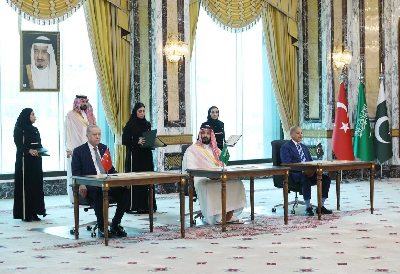 President Recep Tayyip Erdogan (L), Saudi Crown Prince Mohammed bin Salman (C), and Pakistani Prime Minister Shehbaz Sharif (R) sign a trilateral defense agreement in Mecca, Saudi Arabia, Aug. 7, 2026. (Photo via Turkish Presidency/Murat Cetinmuhurdar/HO)
