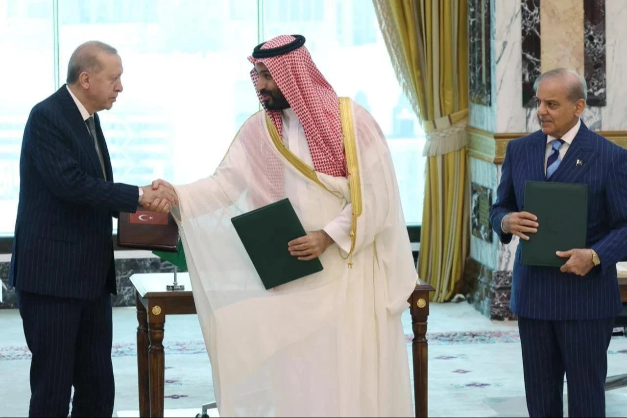 Turkish President Recep Tayyip Erdogan (L), Saudi Crown Prince Mohammed bin Salman (C) and Pakistani Prime Minister Shehbaz Sharif (R) sign a trilateral joint defense agreement in Mecca, Saudi Arabia, on August 7, 2026. ( TUR Presidency /AA Photo)