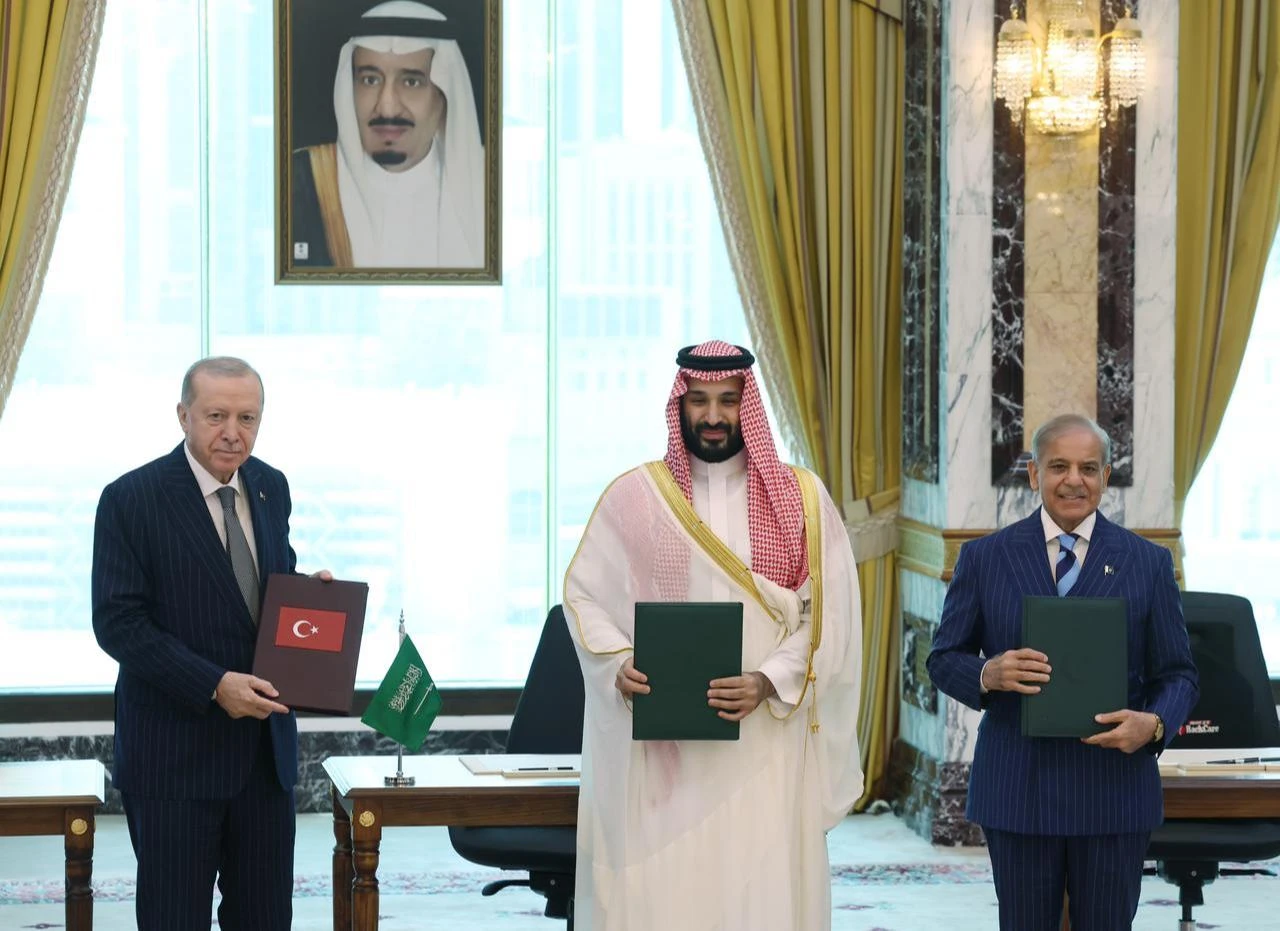 Turkish President Recep Tayyip Erdogan (L), Saudi Crown Prince Mohammed bin Salman (C) and Pakistani Prime Minister Shehbaz Sharif (R) sign a trilateral joint defense agreement in Mecca, Saudi Arabia, August 7, 2026. ( TUR Presidency /Murat Cetinmuhurdar - Anadolu Agency )