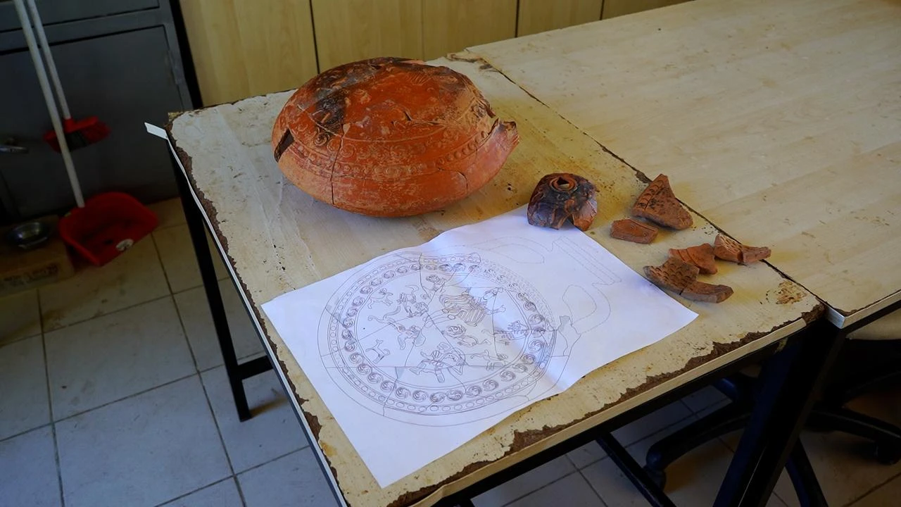 The 1,500-year-old liturgical vessel and its surviving fragments are displayed alongside a drawing of its iconographic composition at Antioch of Pisidia in Türkiye. (AA Photo)