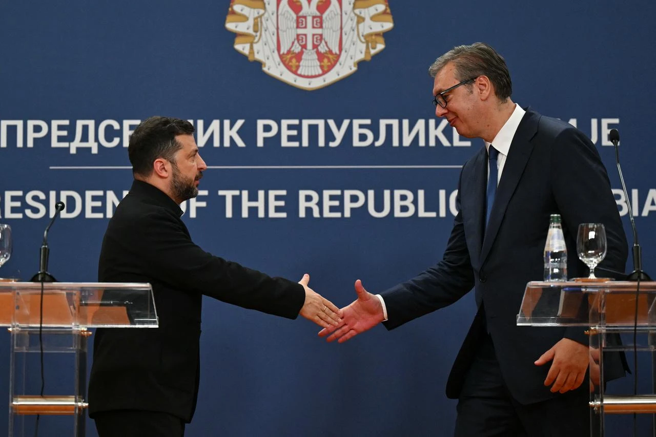 Serbia's President Aleksandar Vucic and Ukraine's President Volodymyr Zelensky (L) shake hands at the end of a press conference following their meeting at the Palace of Serbia, in Belgrade on August 8, 2026. (AFP Photo)