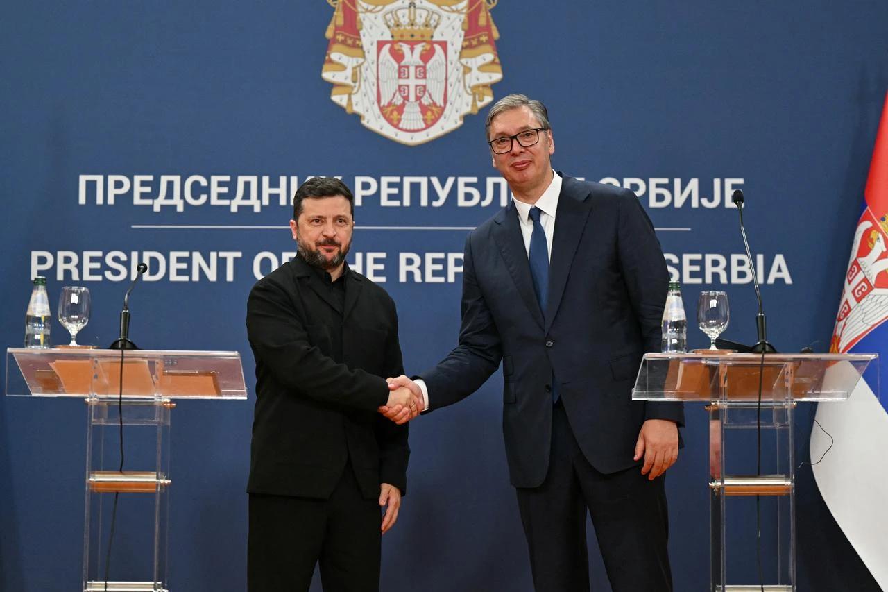Serbia's President Aleksandar Vucic and Ukraine's President Volodymyr Zelensky (L) give a press conference following their meeting at the Palace of Serbia, in Belgrade on August 8, 2026. (AFP Photo)
