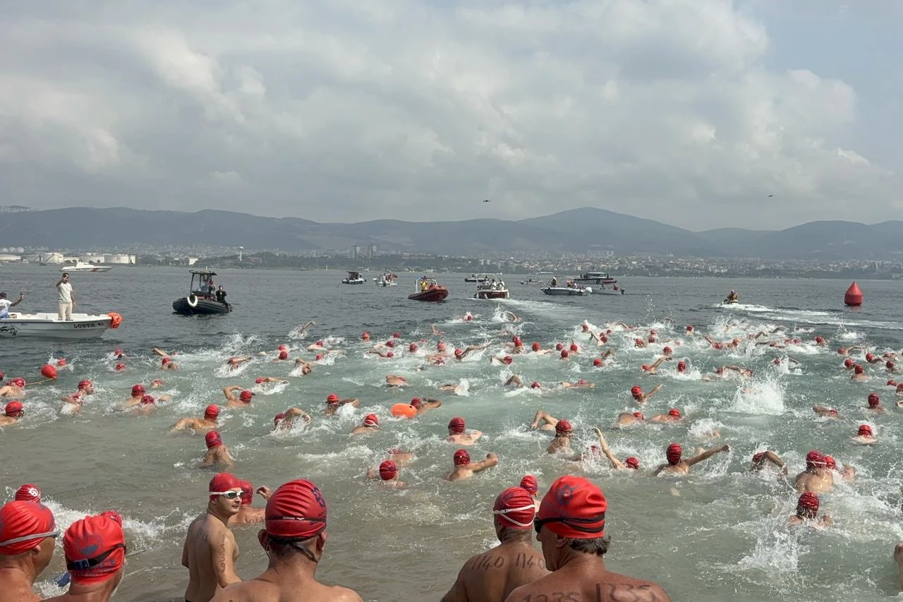 471 athletes swim across Izmit Bay in Kocaeli