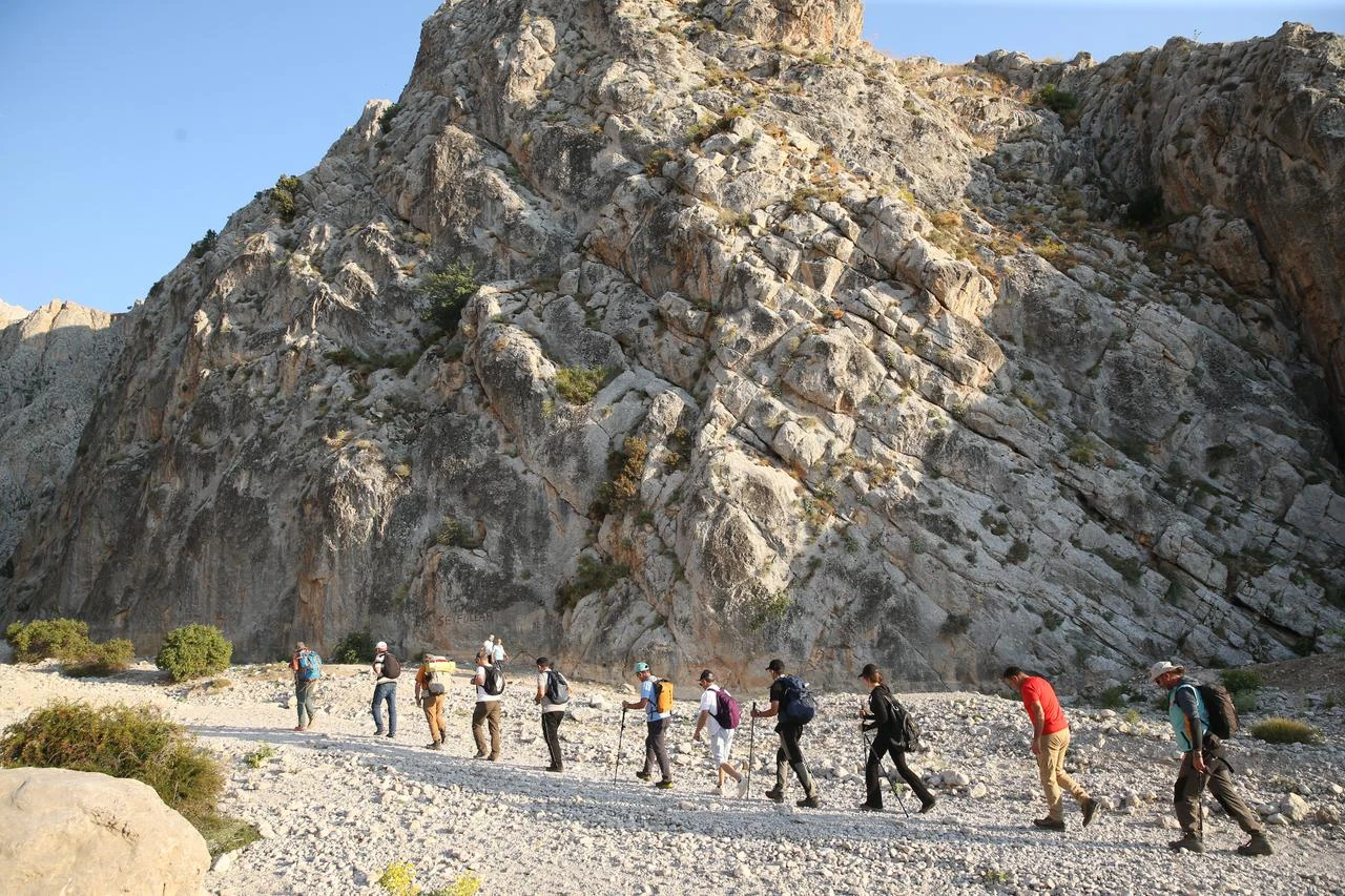 Aladaglar peaks, glacial lakes draw nature lovers in Türkiye