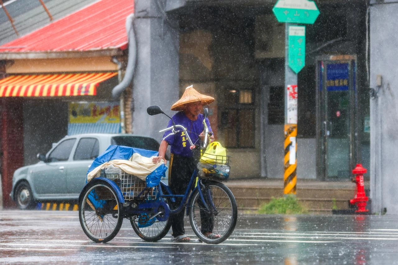 China orders 100,000 evacuated as Typhoon Dolphin nears coast